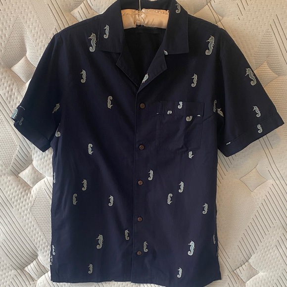 NWOT Men's Navy Seahorse Print Casual Shirt - Picture 1 of 5